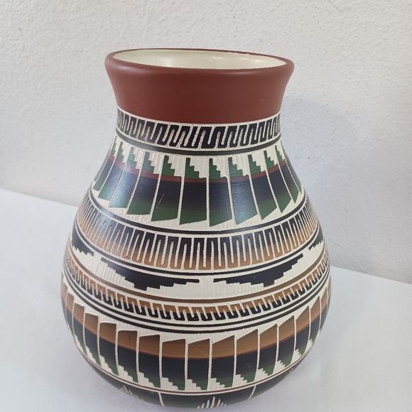 Signed Travis Williams Shoshone-Navajo Pottery - Picture 5 of 11
